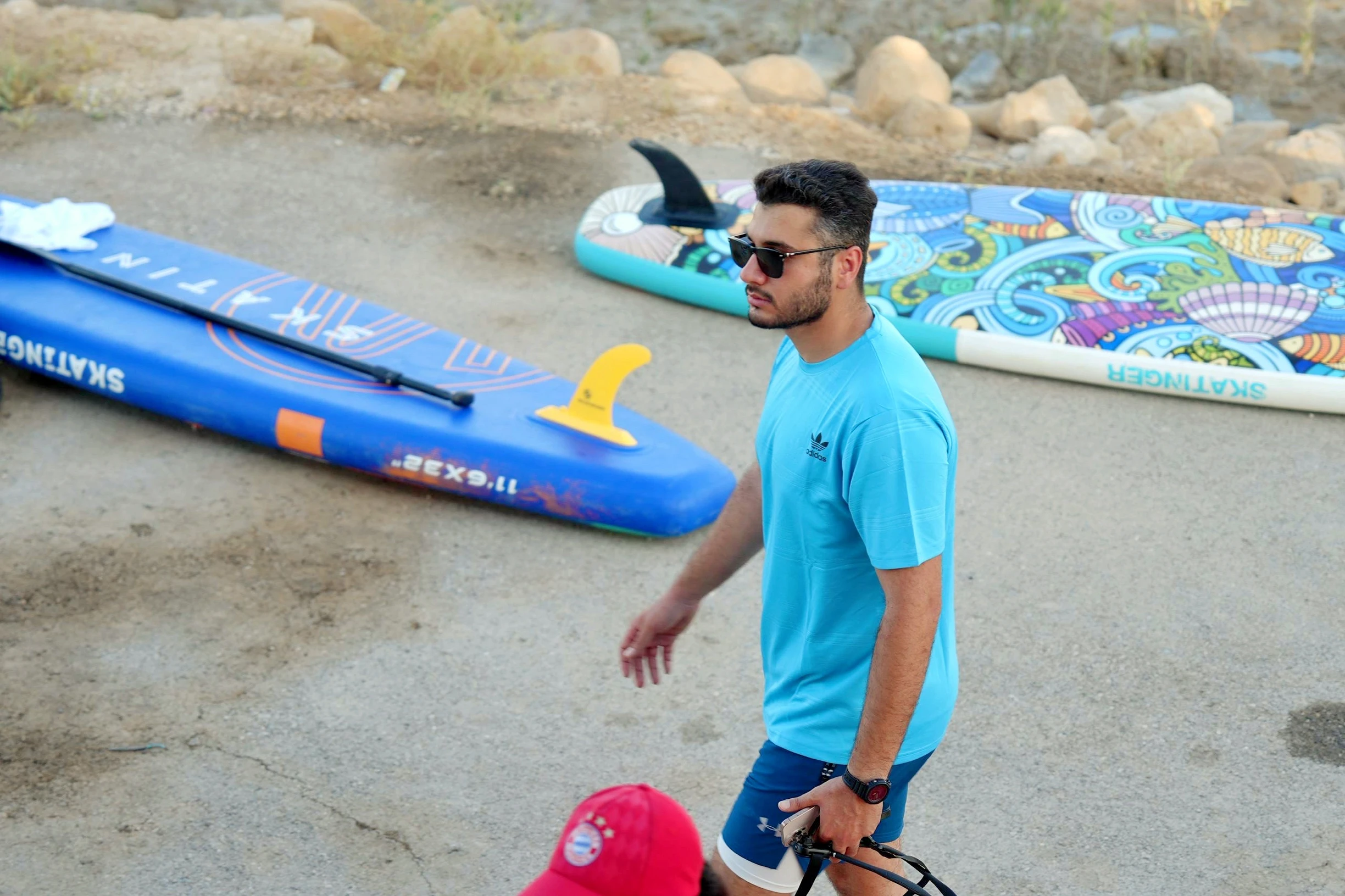 پدل‌برد در غروب ساحل